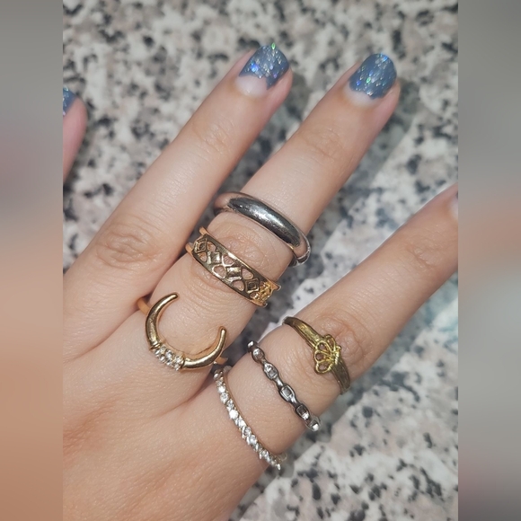 Random Assortment of Six Rings - Picture 3 of 10